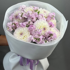 Букет "Чарующий" из георгин и ароматных маттиол в Шатуре