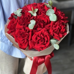 Букет "Красная пантера" из 13 роз Эквадор и эвкалипта в Шатуре