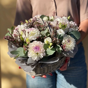 Композиция в корзине "Сюзи" из георгин, эустом и капса в Шатуре