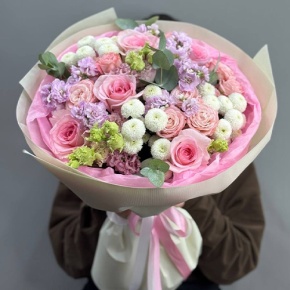 Букет "Влюбленный" из хризантем Ньютон, ароматных маттиол, эустом и пионовидных роз в Шатуре