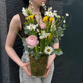 Композиция в стеклянной вазе с ранунукулюсами " Ветер весны" в Шатуре