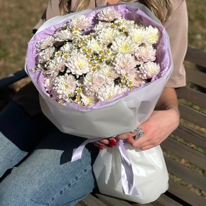 Букет "Нежный взгляд" из кустовых хризантем и ромашек в Шатуре