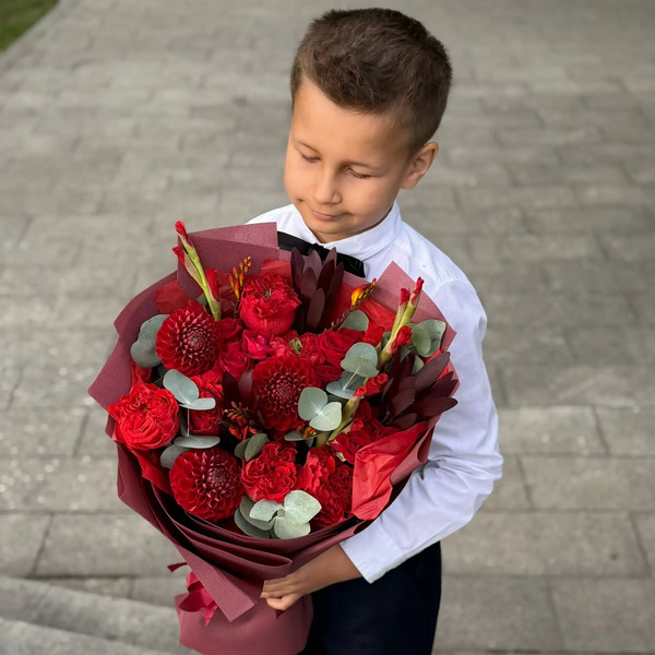 Букет с георгинами, розами и леукадендроном в Шатуре