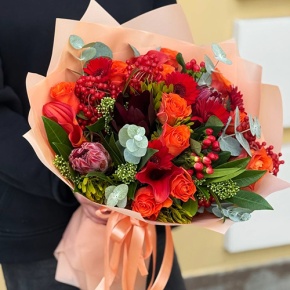 Букет "Красный закат" из калл, роз, калины, скиммии, гиперикума, сафари, гербер и капса в Шатуре