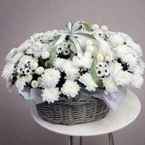 Композиция в корзине "Снежная лавина" из хризантем в Шатуре