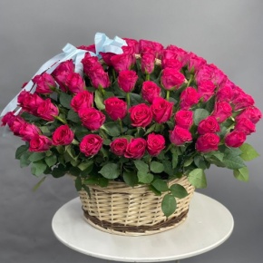 Композиция в корзине из 151 малиновой розы в Шатуре
