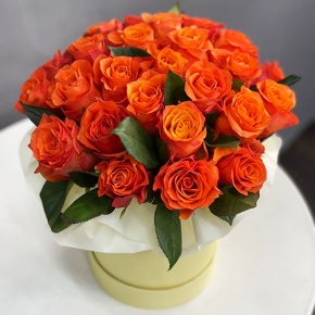 Композиция в шляпной коробке из 25 роз огненных роз в Шатуре