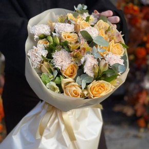 Букет "Пломбирный" из роз Аваланж, диантусов, альстромерий и эвкалипта в Шатуре