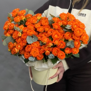 Композиция в шляпной коробке "Закат" из кустовых роз и эвкалипта в Шатуре