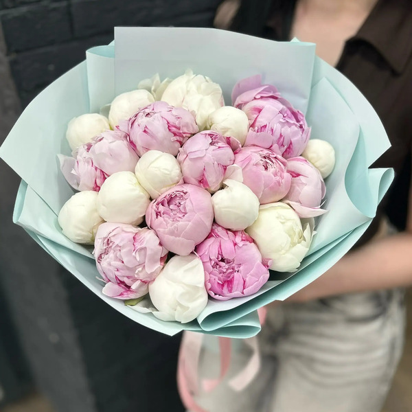 Микс из 19 бело-розовых пионов в Шатуре