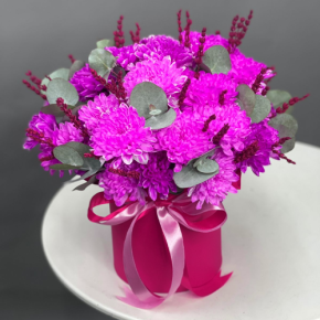 Композиция в шляпной коробке "Магия розового" из хризантем и лаванды в Шатуре