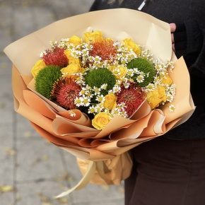 Букет "Зельда" из диантусов Lux, лимонных роз, лейко и ромашек в Шатуре