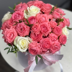 Композиция в шляпной коробке из белых и кустовых коралловых роз в Шатуре