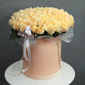 Композиция в шляпной коробке из 101 кремовой розы в Шатуре