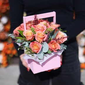 Композиция в ящике из роз Мисс Пигги и капса в Шатуре