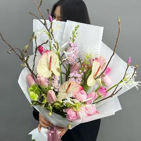 Авторский букет с антуриумами, ранункулюсами и цветущими ветками магнолии в Шатуре