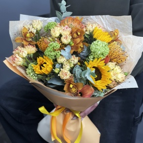Букет "Сочиняй мечты" из подсолнухов, лейко, вибирнума, орхидей, калл, кустовых роз и талинума в Шатуре
