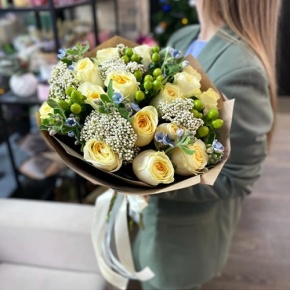 Букет "Мичиган" из пионовидных роз Баттеркап, озатамнуса, оксипеталума и гиперикума в Шатуре