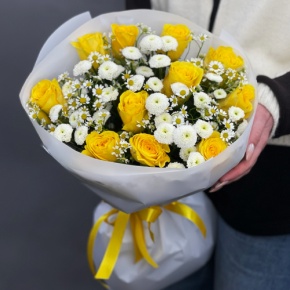 Букет "Синди" из лимонных роз, ромашек и хризантем сантини в Шатуре