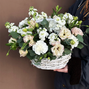 Композиция в корзине "Фея" из маттиол, диантусов, эустом и эвкалипта в Шатуре