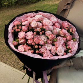 Букет из кустовых роз Бомбастик и гиперикума (50 см) в Шатуре