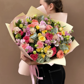 Букет "Яркая птичка" из пионовидных роз Риджертс Парк, маттиол, диантусов и эустом в Шатуре