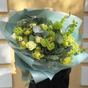 Букет "Виват" из Голландской гортензии, ягод вибирнума, орхидей, роз, брассики и орнитогалума  в Шатуре