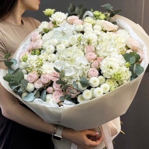 Букет "Пастелла" из кустовых пионовидных роз, Голландской Гортензии, эустомы, хризантемы Ньютон и эвкалипта в Шатуре