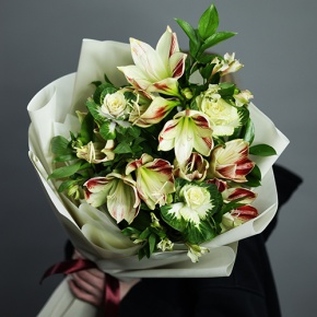 Букет "Феличита" из амариллисов, альстромерий и брассики в Шатуре