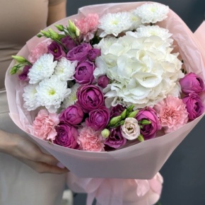 Букет "Вуаль" из хризантемы, кустовых пионовидных роз Мисти Баблз, диантусов, Голландской гортензии и эустом в Шатуре