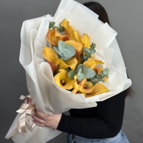 Букет из 17 оранжевых калл с эвкалиптом в Шатуре