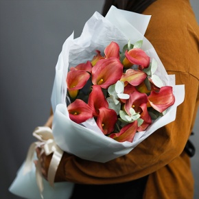 Букет из 17 нежных калл с эвкалиптом в Шатуре