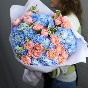 Букет "Тону в твоих глазах" из кустовых пионовидных роз Джульетта, хамелациума и гортензий в Шатуре