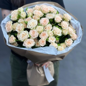 Нежный букет из 17 кремовых кустовых роз (60 см) в Шатуре
