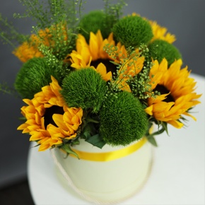 Композиция в шляпной коробке из подсолнухов и диантусов люкс в Шатуре