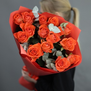 Букет из 15 морковных роз с эвкалиптом (70 см) в Шатуре