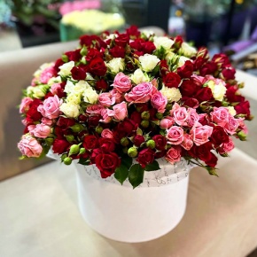 Композиция в шляпной коробке из 101 кустовой розы микс (50 см) в Шатуре