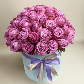 Композиция в шляпной коробке из 51 розы Меритим в Шатуре