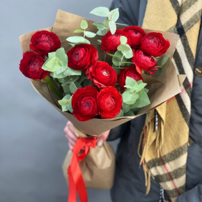 Букет из 11 ранункулюсов и эвкалипта в Шатуре