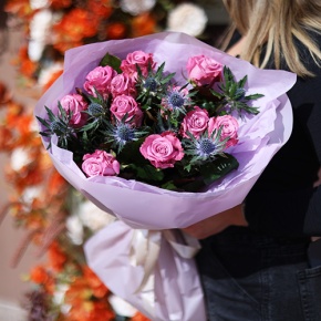 Букет "Базилио" из роз Меритим и веточек эрингиума в Шатуре