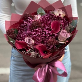 Букет "Импульс" из скиммии, калл, роз и хризантем Бигоуди в Шатуре