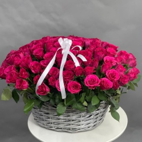 Композиция в корзине из 101 малиновой розы (40 см) в Шатуре