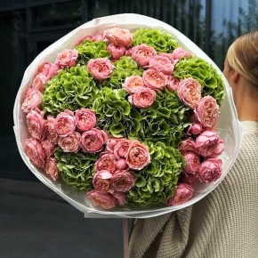 Букет "Фреш леди" из Голландских гортензий и пионовидных кустовых роз Джульетта в Шатуре