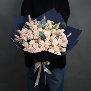 Букет "Вумен" из кустовых роз пионовидных роз Бомбастик, эвкалипта и лагуруса в Шатуре