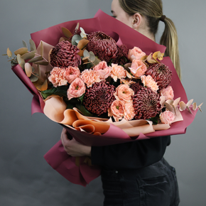 Букет "Осенний блюз" из хризантем Бигоуди, диантусов, скиммии и роз Риджентс парк в Шатуре