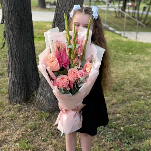 Букет на 1 сентября с гладиолусами, розами и антуриумом в Шатуре