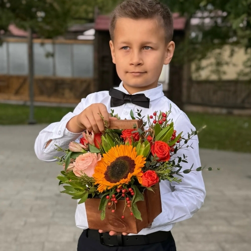 Деревянный ящик с подсолнухом, розами и калиной в Шатуре