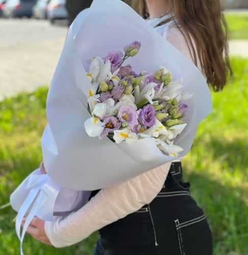 Букет "Вива ла дива" из эустом и ирисов в Шатуре