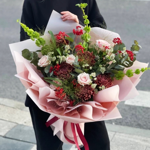 Букет "Вернисаж" из калины, хризантем Бигоуди, молюцеллы, паникума, роз и астранции в Шатуре