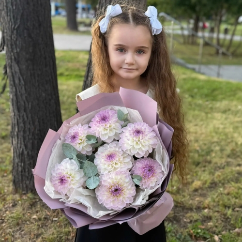 Букет из 7 сезонных георгин с эвкалиптом в Шатуре